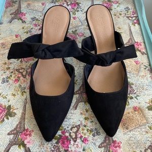 Black pump with bow detail- LOFT Outlet